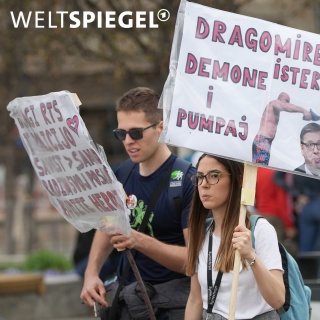 Studierende mit Plakaten