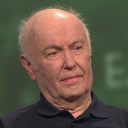 Mit 81 Jahren arbeitet Volker Hoffmann noch als Lehrer. Im Hintergrund ist eine Schultafel zu sehen.