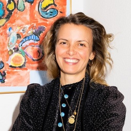 Kunsthistorikerin Julia Voss vor einem Kunstwerk.