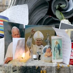 Kerzen, Fotos und Briefe zum Abschied Papst Johannes Paul II. 2005