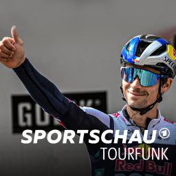Der slowenische Radprofi Primoz Roglic streckt den rechten Arm und den rechten Daumen nach oben