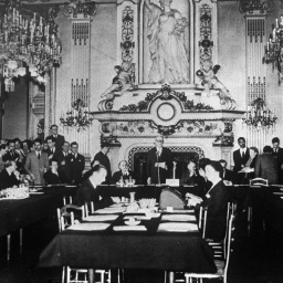 Eine schwarz-weiß Aufnahme des französischen Außenminister Robert Schuman, der im Uhrensaal des Außenministeriums am Quai d'Orsay in Paris vor der Nationalversammlung eine Rede hält