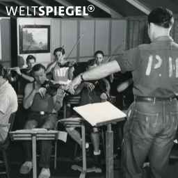 schwarz-weiß Bild von Männern, die Geige spielen