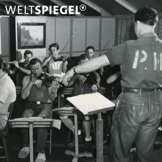 schwarz-weiß Bild von Männern, die Geige spielen