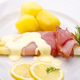 Sauce Hollandaise: Emulsionen haben eine gewisse Stabilität bei einer bestimmten Temperatur. Wenn Sie die Temperatur zum Beispiel im Wasserbad verändern, verändern Sie die Molekülgeschwindigkeiten und Sie verändern auf molekularer Ebene Kräfte. Dann kann es passieren, dass die Sauce Hollandaise gerinnt.