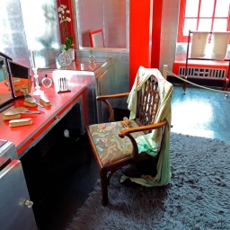 Das Art-Déco-Badezimmer im Upton House in England, das in den späten 1920er-Jahren der Architekt Morley Horder entworfen hat. Es hat umfangreiche Verwendung von Aluminiumblättern und viele lackierte Oberflächen.