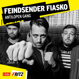 Die Antilopen Gang reckt die Faust in die Kamera. (Quelle: Antilopen Gang)