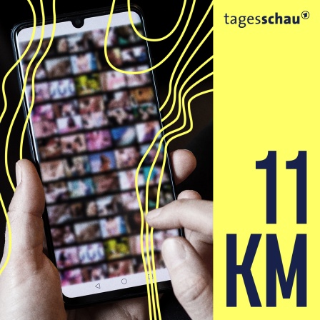 Verschiedene pornografische Bilder sind auf dem Display eines Smartphones zu sehen.