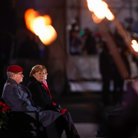 Bundeskanzlerin Angela Merkel (Mitte) verfolgt neben Verteidigungsministerin Annegret Kramp-Karrenbauer (rechts, beide CDU) und dem Generalinspekteur der Bundeswehr, General Eberhard Zorn, ihre Verabschiedung durch die Bundeswehr. Mit einem Großen Zapfenstreich wird Kanzlerin Merkel gegen Ende ihrer Regierungszeit nach 16 Jahren verabschiedet.