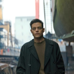 Ein Mann mit dunklen kurzen Haaren läuft durch einen Bahnhof - Szene aus dem Film "The Amateur"